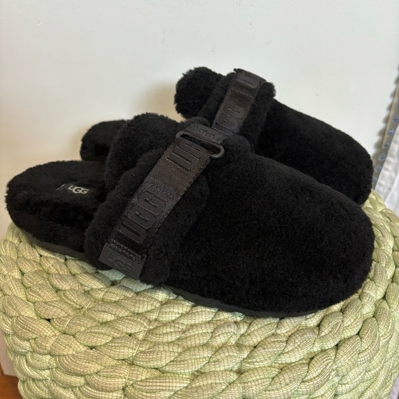 UGG Black Fuzzy Wool Closed Round Toe Logo Print Strap Slippers main image 8